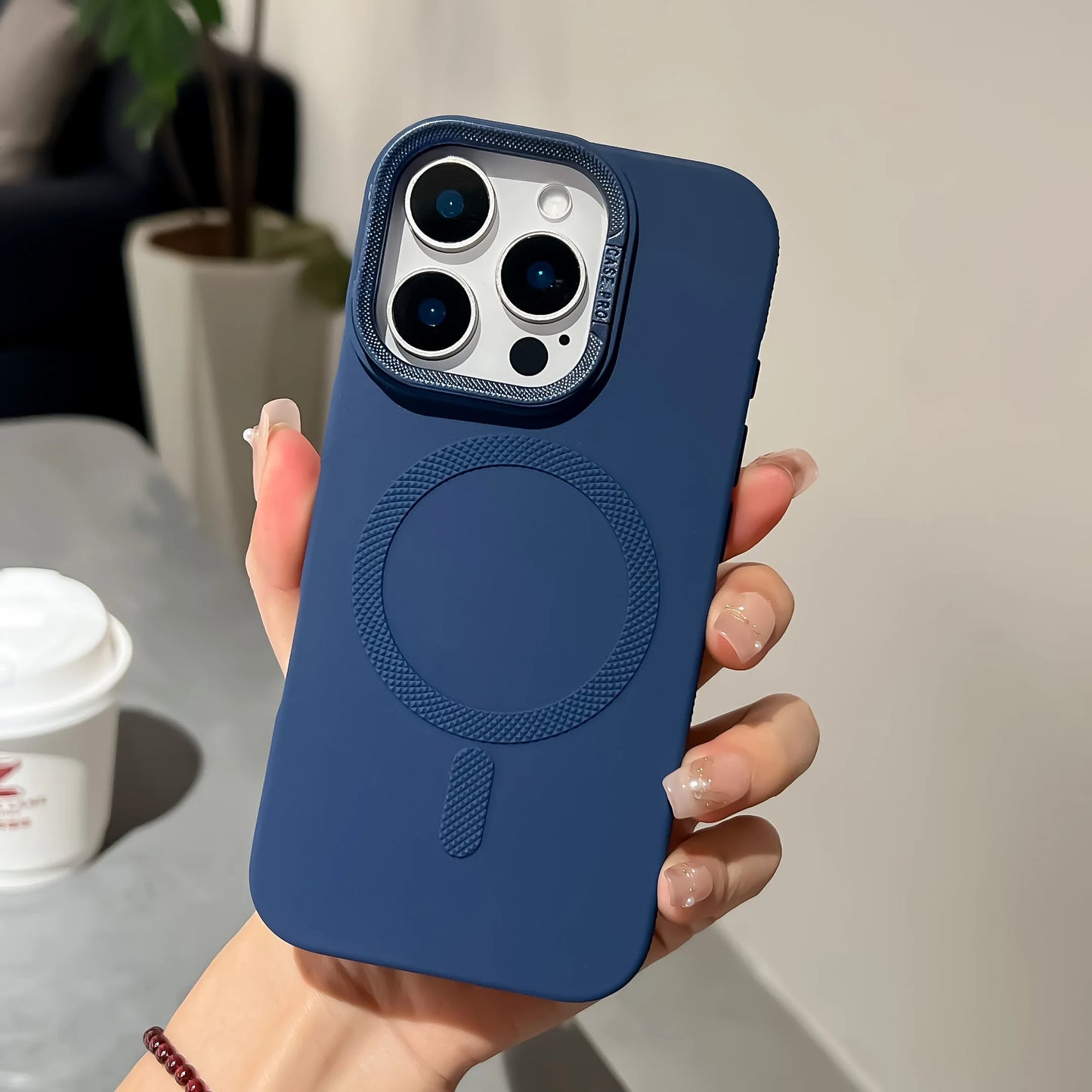 Soporte de marco de lente para funda de teléfono de carga Magsafe para iPhone 16 15 14 13 12 11 Pro Max cubierta de silicona suave dorada magnética del desierto