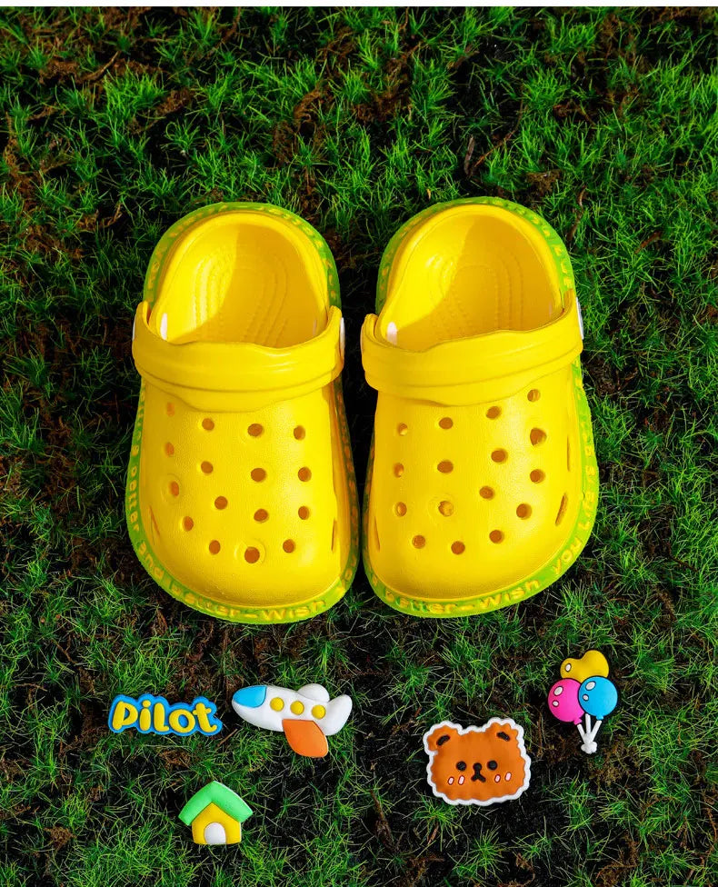 Zapatos de verano para niños, sandalias con agujeros, zapatos para niños, zapatillas suaves antideslizantes con diseño de dibujos animados, zapatos de bebé con agujeros, playa de arena para niños y niñas