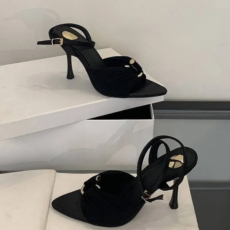 Tacones de aguja 2025 Verano Nuevo Botón de metal plisado Punta puntiaguda Punta abierta Fresco trapeador Tacón de aguja sexy
