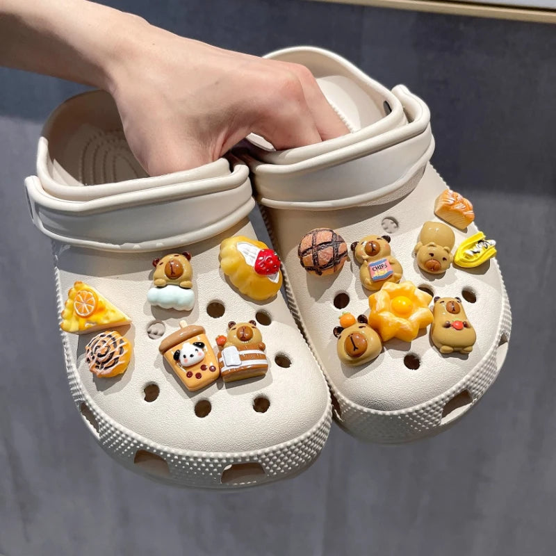 Bonito juego de dijes para zapatos de capibara con tema de comida, accesorios, decoraciones de plástico, sandalias de verano desmontables para regalos de fiesta