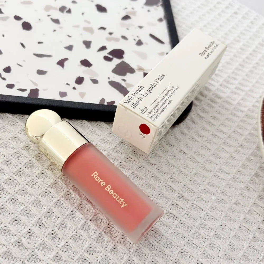 Rubor Líquido Soft Pinch de Rare Beauty, Sedoso, Ligero, Transpirable, de Larga Duración, Maquillaje Voluminizador, Hope Love Virtue Happy Wonder Worth