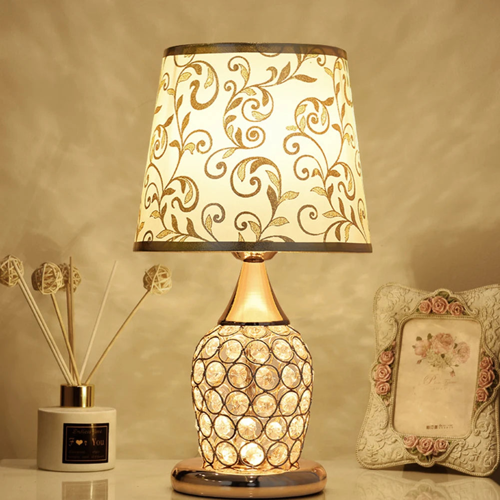 Lámpara de mesa de cristal de estilo europeo Ins, lámpara de noche decorativa creativa de moda romántica cálida y moderna para dormitorio