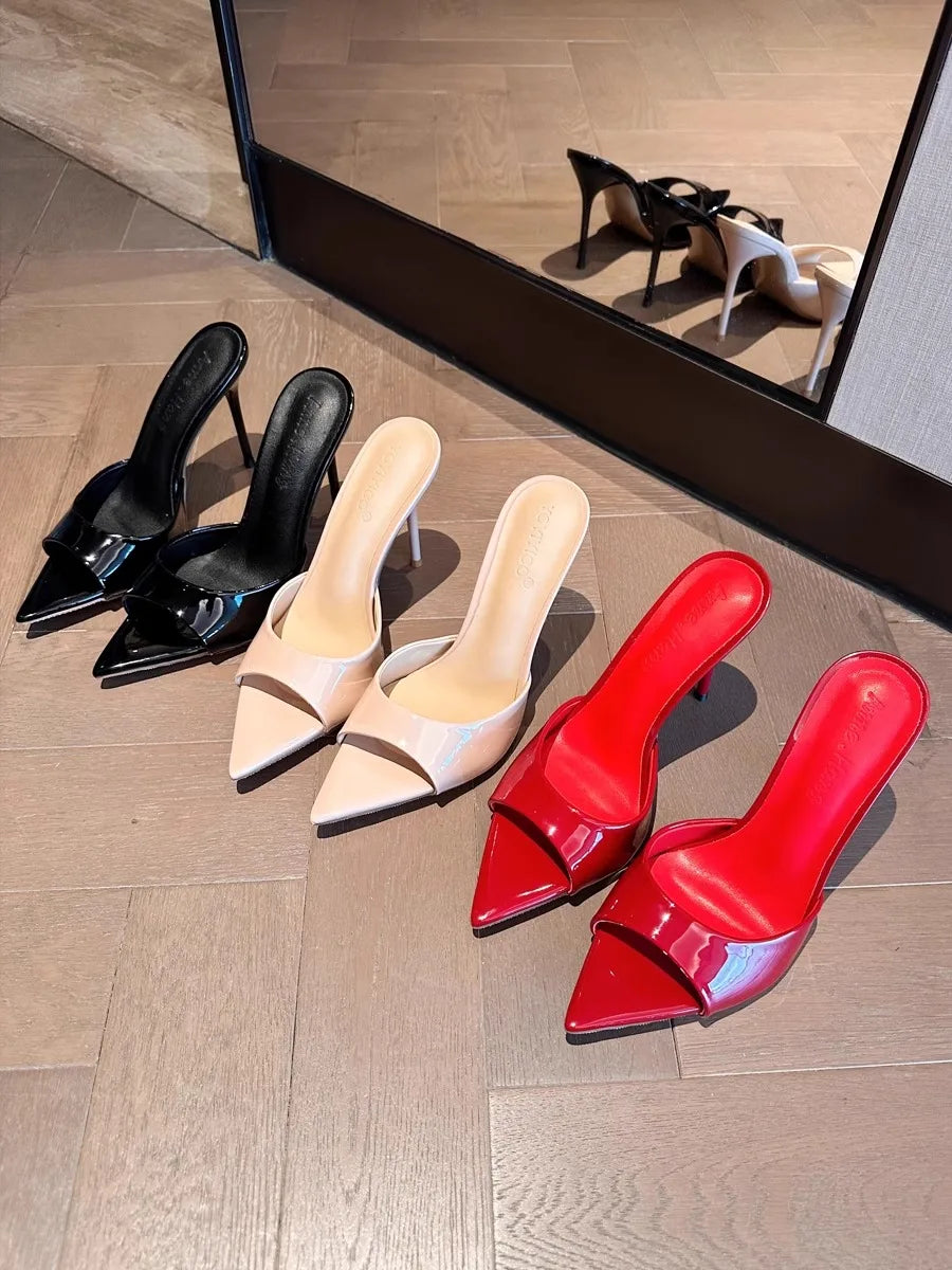 Chanclas, tacones altos de verano para mujer, tacones finos, puntas puntiagudas, charol, estilo de alta gama, nuevo estilo 2025