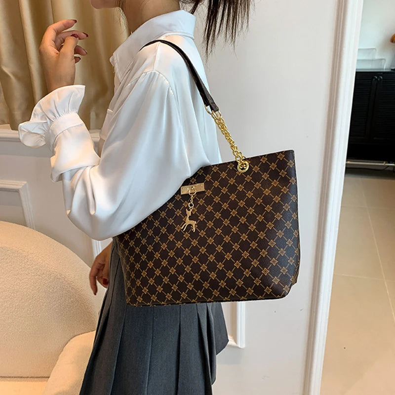 Nuevo bolso de presbicia con textura de cuero suave, bolso de mano de gran capacidad para mujer con accesorios colgantes, bolso de hombro