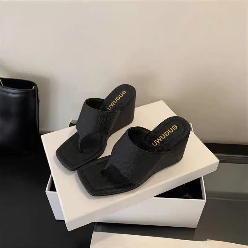 2025 primavera y otoño nuevo estilo adelgazante pendiente talón versión coreana chanclas con punta desnuda zapatillas frescas sandalias