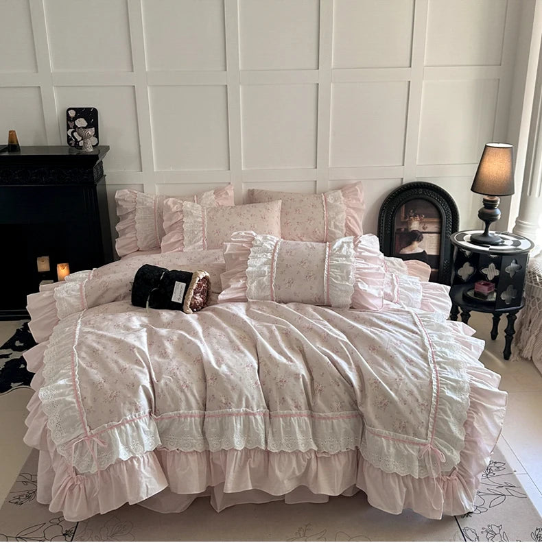 Juego de Ropa de Cama de Algodón 100% con Volantes de Encaje de Doble Capa y Diseño Floral Rosa, Incluye Funda Nórdica, Sábana, Falda de Cama, Sábana Ajustable y Fundas de Almohada (4 Piezas)