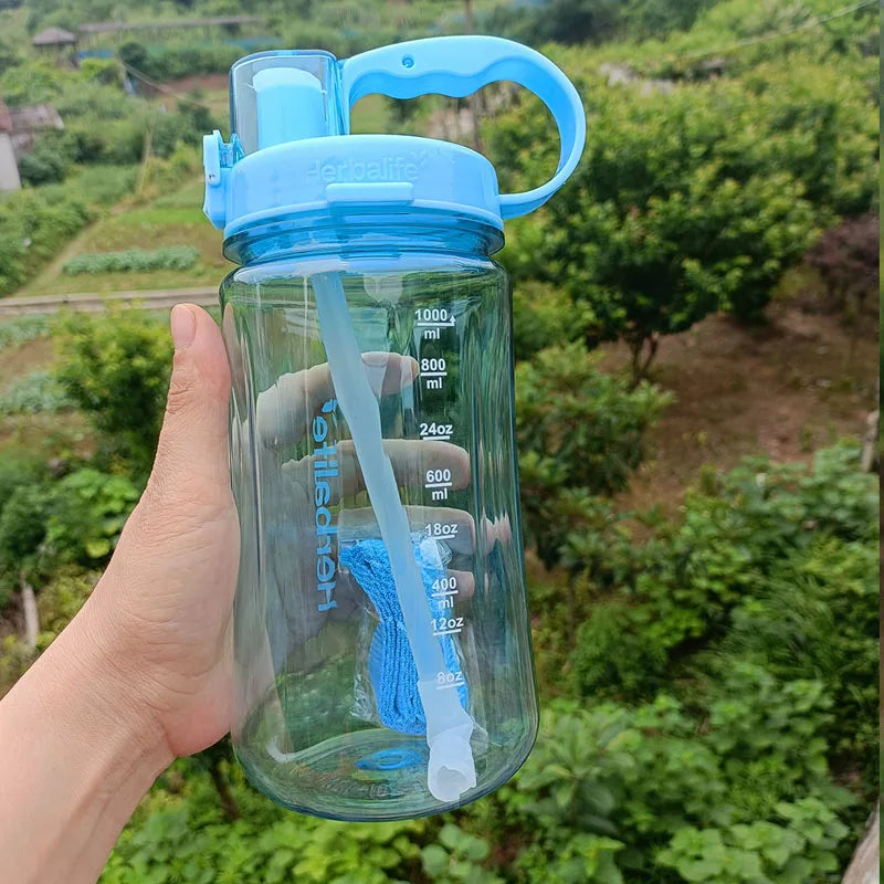 Liquidación: Precio al por mayor, botella de agua de plástico de 1L (1000ml) para deportes, senderismo, fitness y gimnasio, con pajita, para una vida saludable.