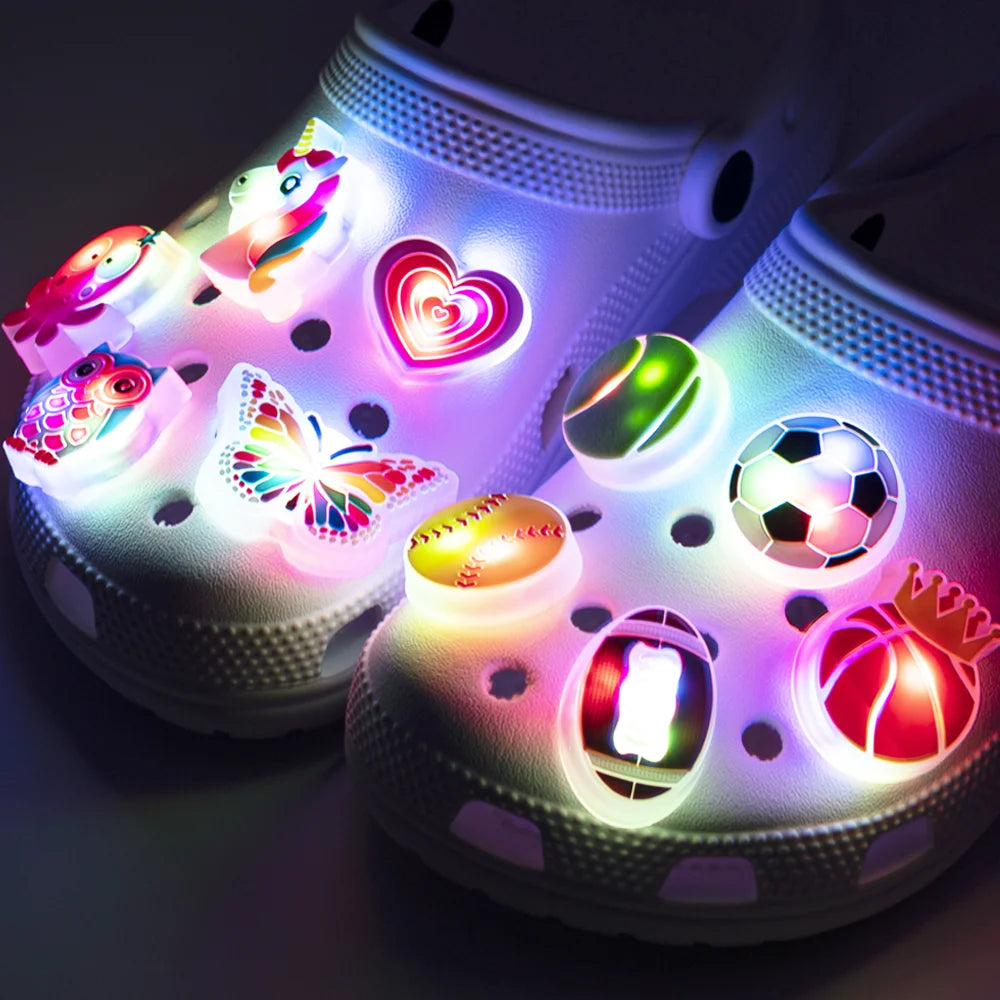 Decoración de colgante de zapato LED de corazón rosa para niñas, Pin de unicornio de búho y mariposa para sandalias, accesorios de hebilla de zueco de fútbol
