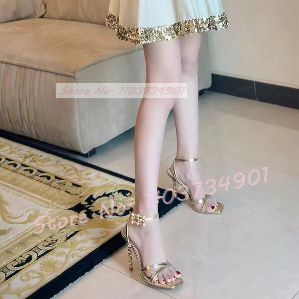 Sandalias de tacón de Metal con remaches para mujer, zapatos de tacón de aguja con hebilla de cinturón, punta cuadrada, correa en el tobillo, sandalias elegantes de fiesta de lujo Sexy