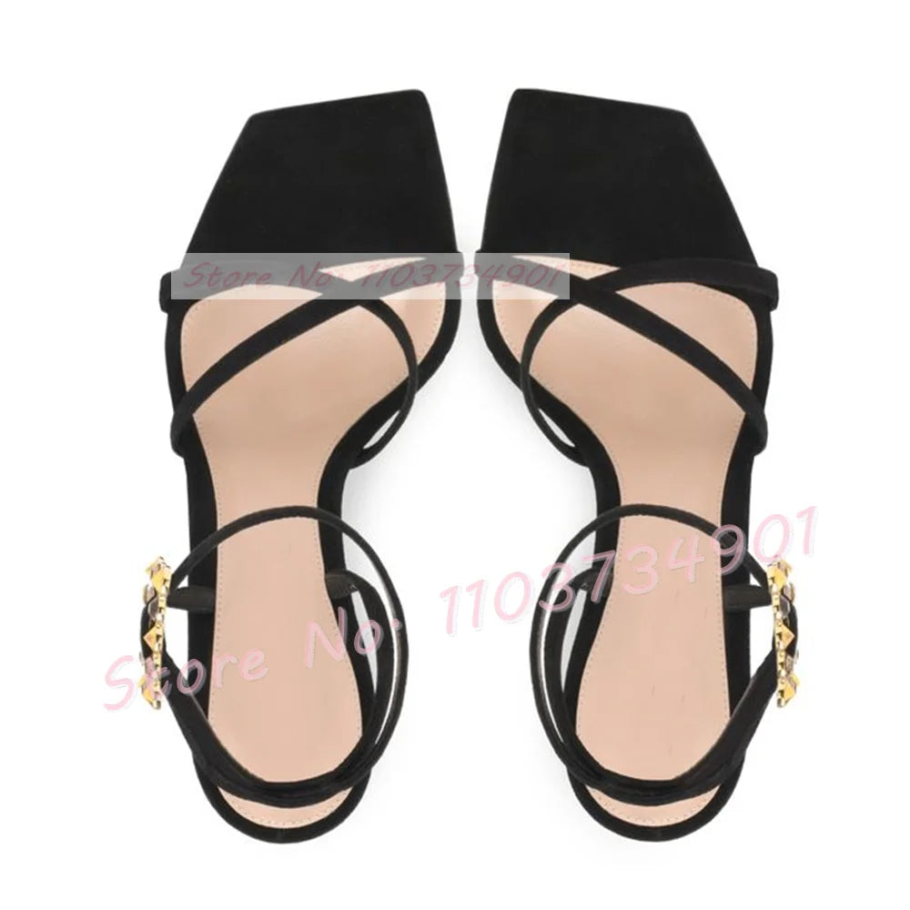 Sandalias de tacón de Metal con remaches para mujer, zapatos de tacón de aguja con hebilla de cinturón, punta cuadrada, correa en el tobillo, sandalias elegantes de fiesta de lujo Sexy