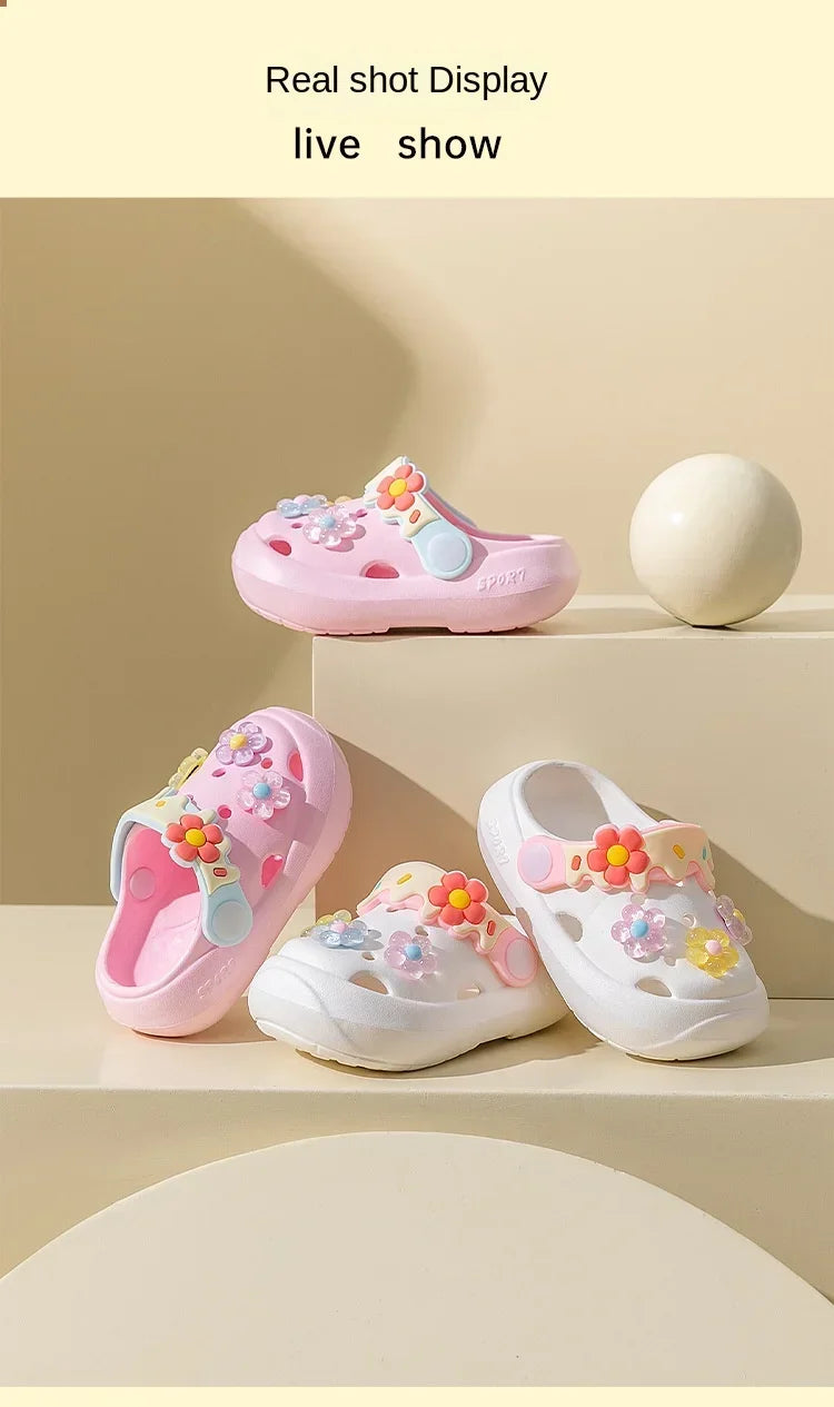 Zapatillas de verano para niños, nuevas sandalias de suela blanda con flores bonitas para bebés, sandalias antideslizantes suaves para interiores para niñas, zapatos con agujeros, zapatos de playa para niños