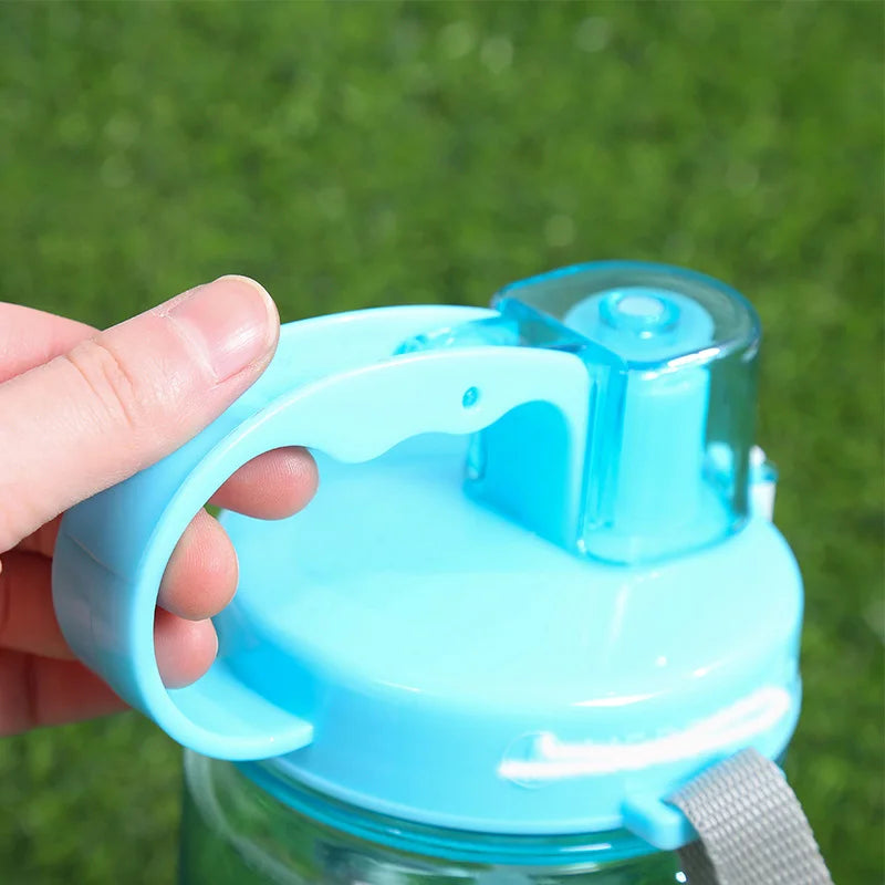 Liquidación: Precio al por mayor, botella de agua de plástico de 1L (1000ml) para deportes, senderismo, fitness y gimnasio, con pajita, para una vida saludable.