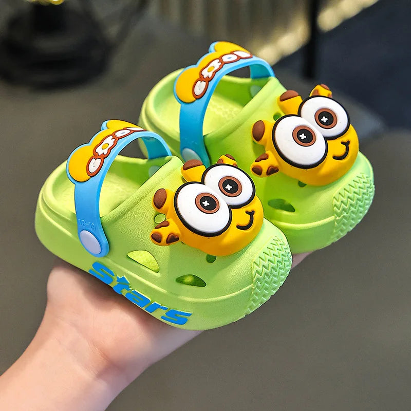 2026 Zapatillas para niños, bonitos dibujos animados para niñas y niños con suelas blandas, bolsas para bebés, zapatos perforados, sandalias para el hogar y el bebé