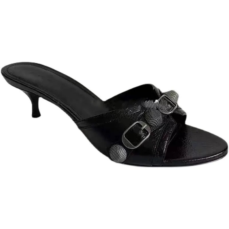 Sandalias de tacón alto con remaches de Metal para mujer, zapatillas de moda, negras, populares, europeas, americanas, de lujo, novedad de verano