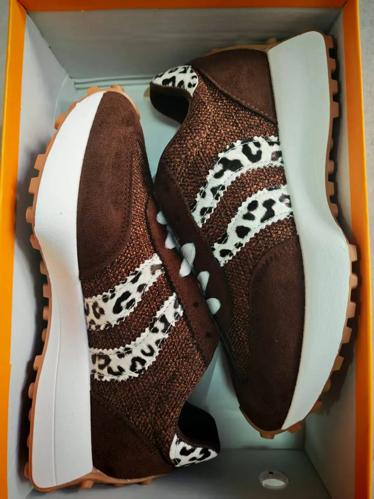 Zapatillas de deporte de mujer con suela gruesa de primavera 2026, nuevas zapatillas informales de cuero con retales, zapatos cómodos informales para exteriores para mujer, zapatos de mujer