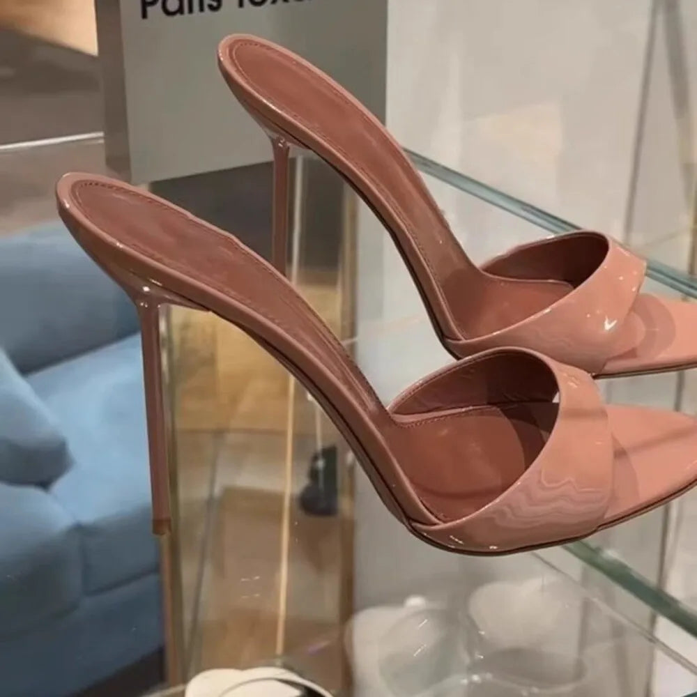 2025 Verano nuevos tacones altos de tacón abierto poco profundos de charol, tacones delgados sexys y de moda, sandalias de punta estrecha para mujer
