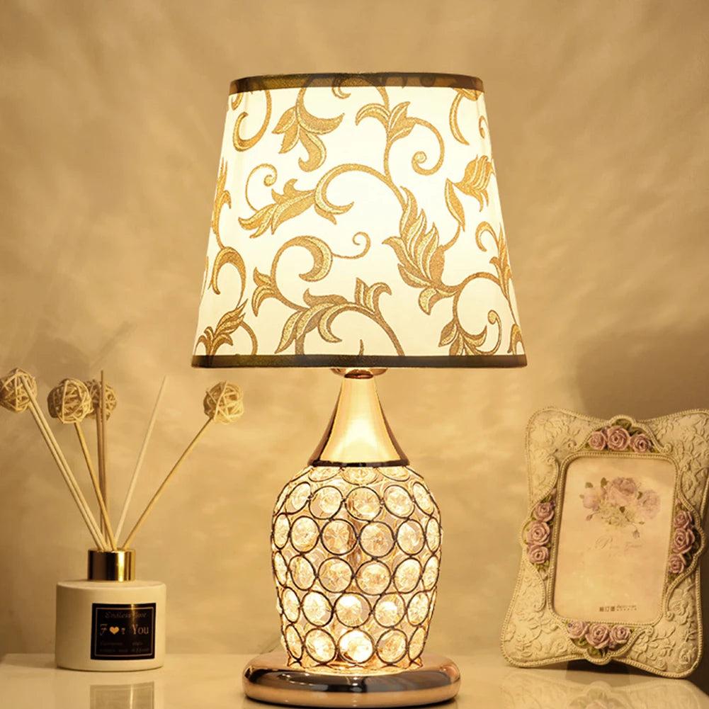 Lámpara de mesa de cristal de estilo europeo Ins, lámpara de noche decorativa creativa de moda romántica cálida y moderna para dormitorio