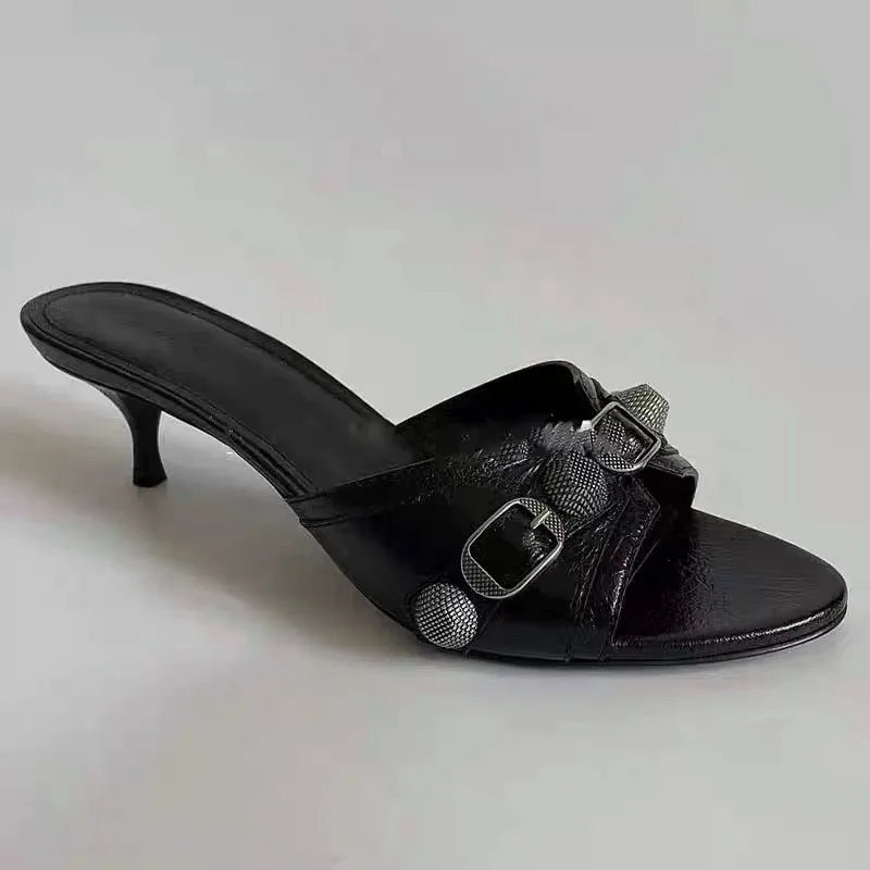 Sandalias de tacón alto con remaches de Metal para mujer, zapatillas de moda, negras, populares, europeas, americanas, de lujo, novedad de verano