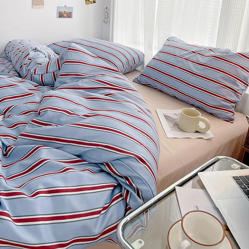 Juego de sábanas de cuatro piezas con funda nórdica de rayas rojas y azules simples con ropa de cama de algodón lavada en la cama