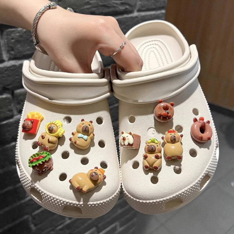 Bonito juego de dijes para zapatos de capibara con tema de comida, accesorios, decoraciones de plástico, sandalias de verano desmontables para regalos de fiesta