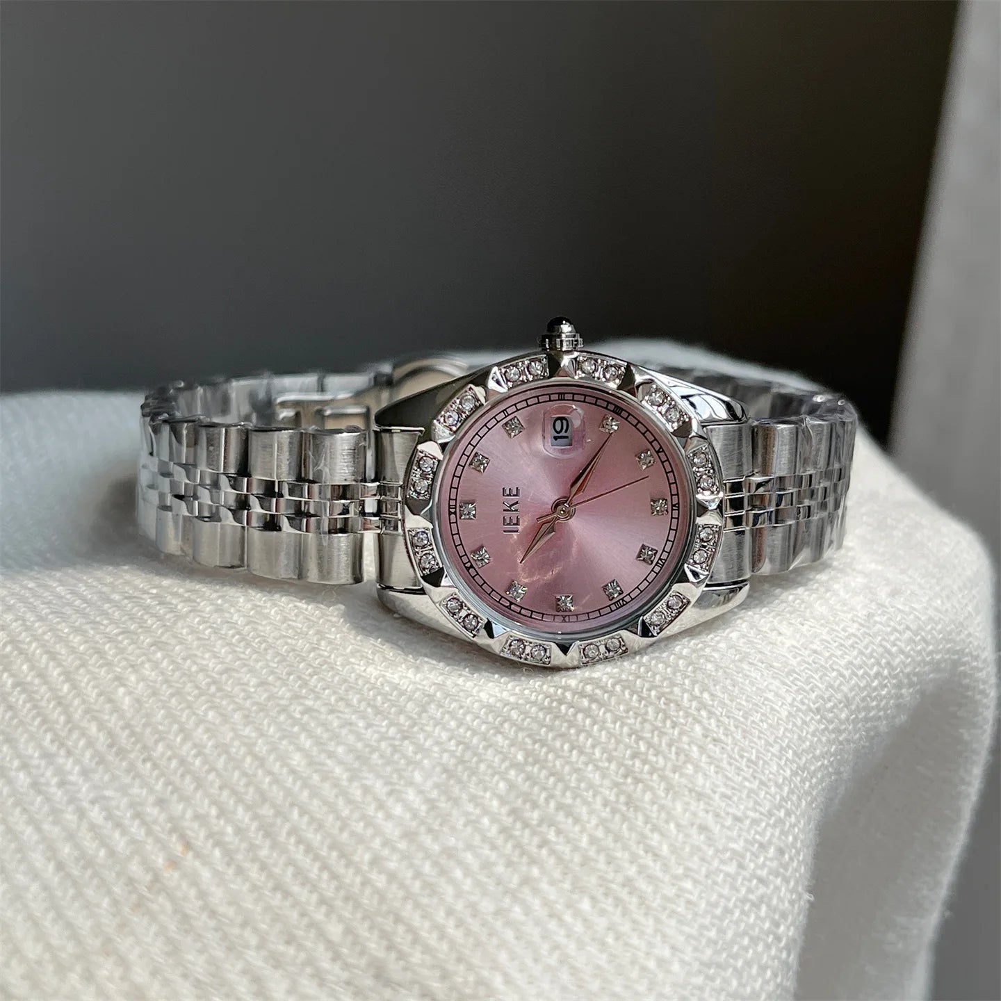 Reloj con banda de acero de aleación sólida con acento de cristal para mujer, elegante vestido, relojes con calendario de cuarzo para mujer