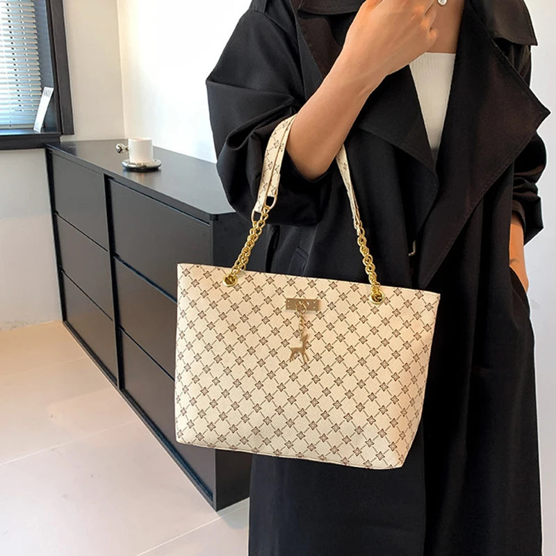 Nuevo bolso de presbicia con textura de cuero suave, bolso de mano de gran capacidad para mujer con accesorios colgantes, bolso de hombro