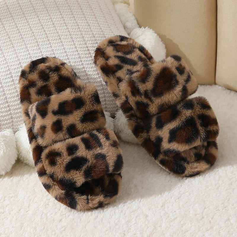 Zapatillas de invierno de felpa con estampado de leopardo para mujer, zapatos de casa peludos con suela suave y punta abierta, cómodas y cálidas para interiores, de piel sintética