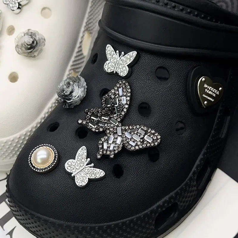 Amuletos de zapatos con perlas y flores de mariposa brillantes para Crocs, conjunto blanco y negro, alfileres para zuecos, accesorios para zapatillas, sandalias de jardín, regalo para niña
