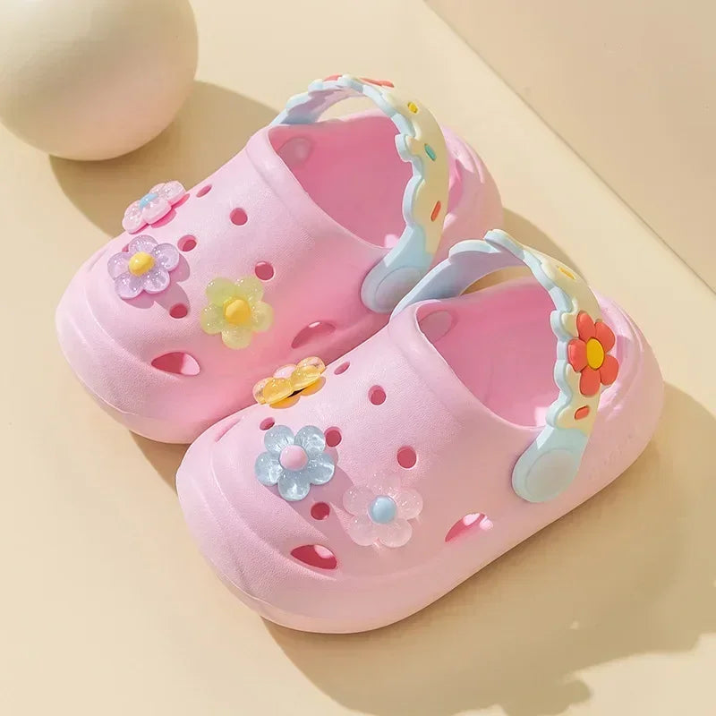 Zapatillas de verano para niños, nuevas sandalias de suela blanda con flores bonitas para bebés, sandalias antideslizantes suaves para interiores para niñas, zapatos con agujeros, zapatos de playa para niños