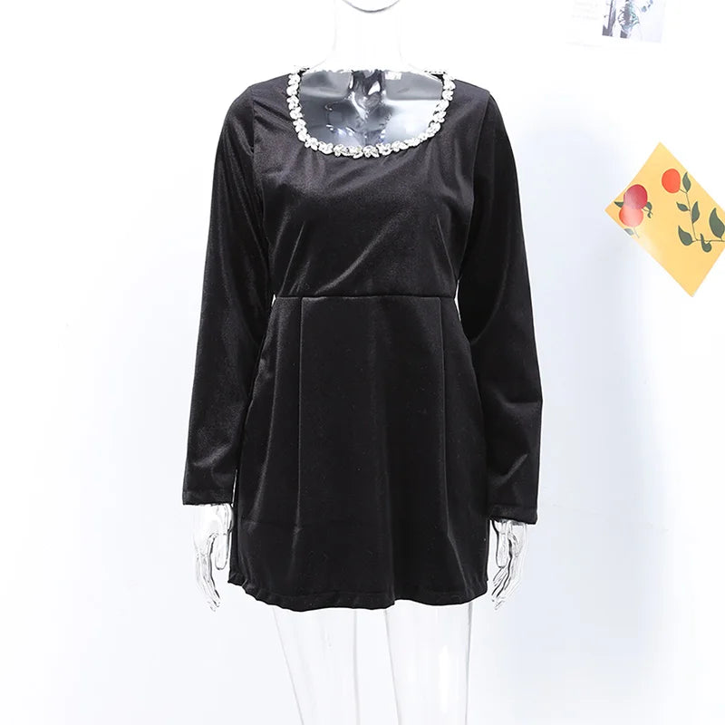 Vestidos elegantes lisos con cuello de pico para mujer, minivestidos femeninos de terciopelo rojo con tirantes y espalda descubierta, moda de línea A para fiesta de otoño 2024