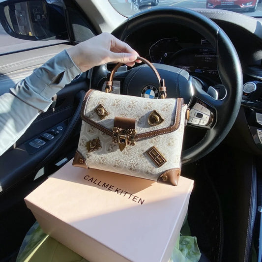 Bolso de hombro clásico retro con remaches, diseño de bloques de color, pequeño y cuadrado, para uso diario, material PU, cierre de hebilla.