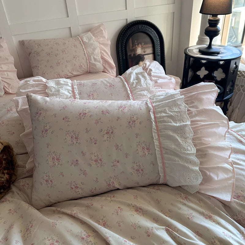 Juego de Ropa de Cama de Algodón 100% con Volantes de Encaje de Doble Capa y Diseño Floral Rosa, Incluye Funda Nórdica, Sábana, Falda de Cama, Sábana Ajustable y Fundas de Almohada (4 Piezas)