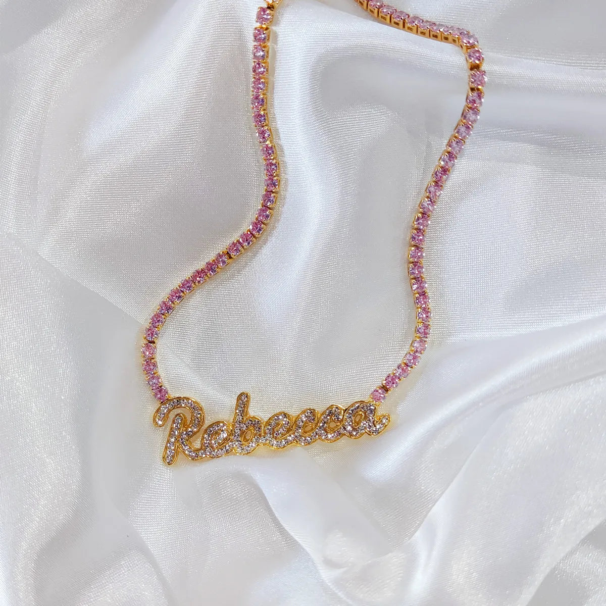 DUOYING, collar con placa con nombre de seda personalizado con cadena de tenis, collar con letras de contorno pavimentado personalizado para mujer, collar con nombre