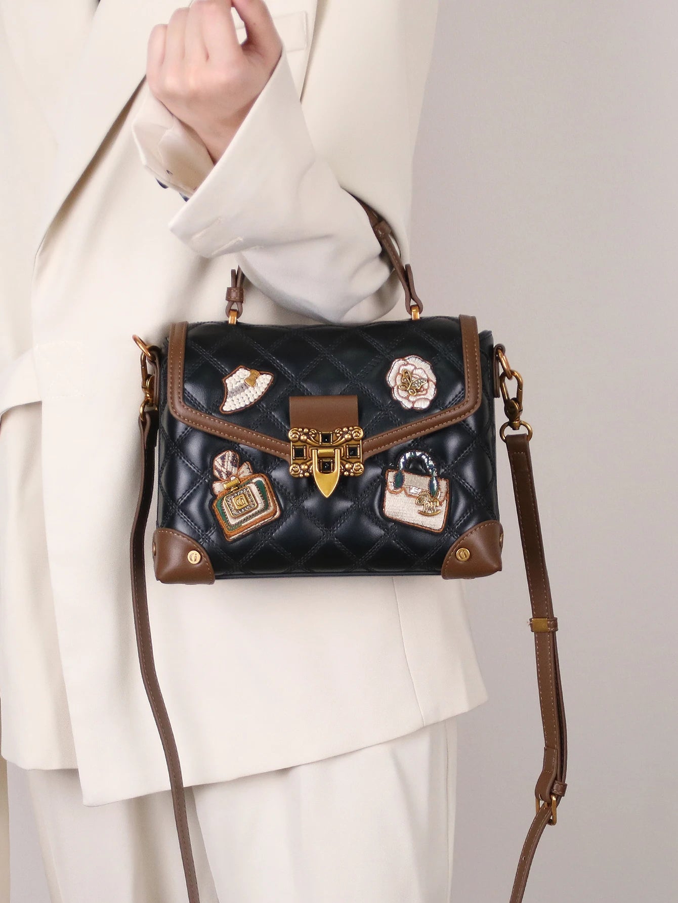 2026 nueva moda impresa bolso de remache personalizado con alto sentido de lujo y contraste retro, bolso de mensajero de un solo hombro ingenio