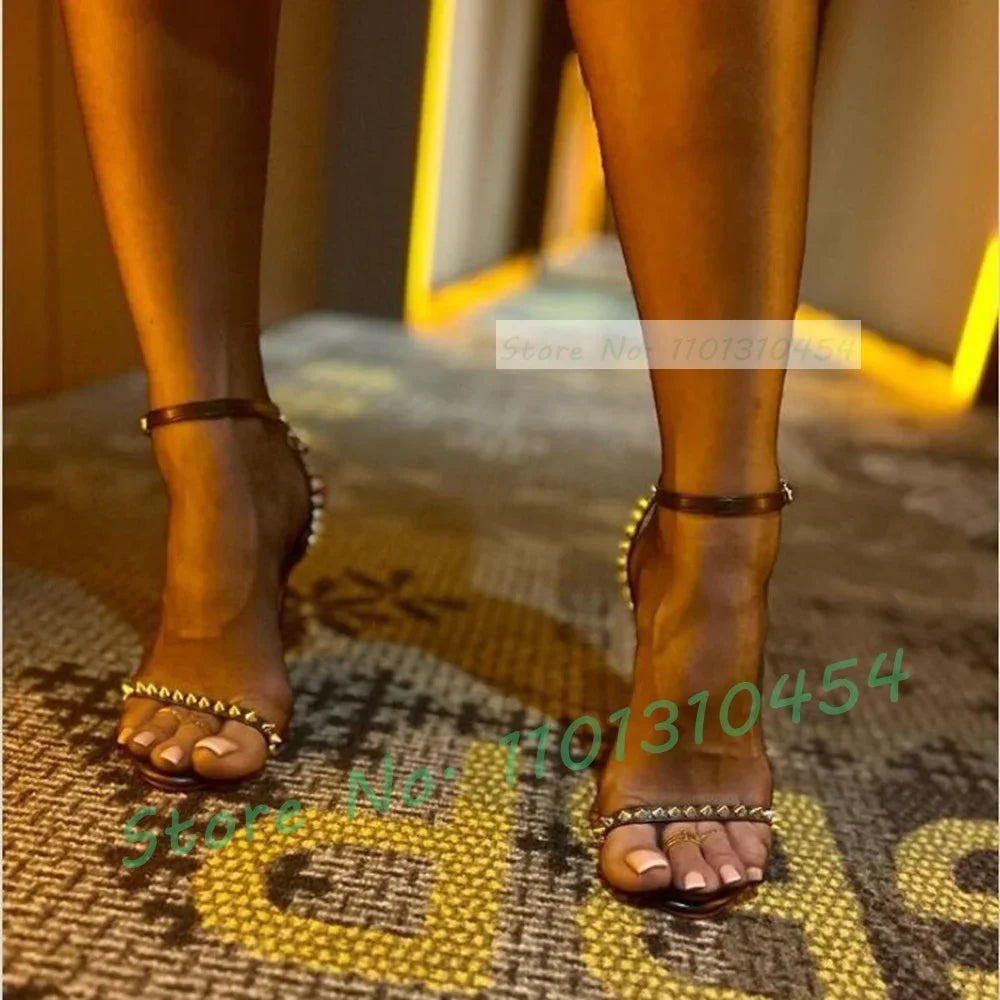 Sandalias con remaches de Metal y correa en el tobillo para mujer, zapatos de tacón alto con plantilla roja, cómodos y sexys, para fiesta, Verano