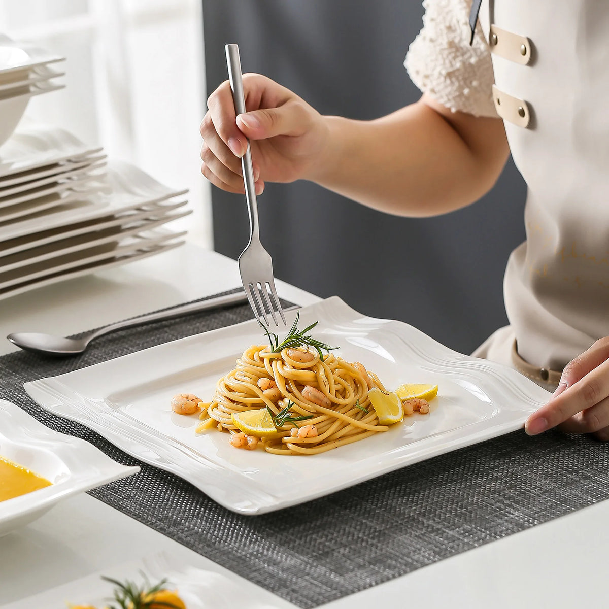 MALACASA Juego de vajilla cuadrada, platos y cuencos de porcelana blanca de 28 piezas, juego de cena para sal, pimienta, ensalada, Pasta