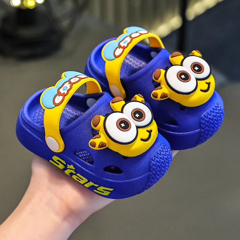 2026 Zapatillas para niños, bonitos dibujos animados para niñas y niños con suelas blandas, bolsas para bebés, zapatos perforados, sandalias para el hogar y el bebé