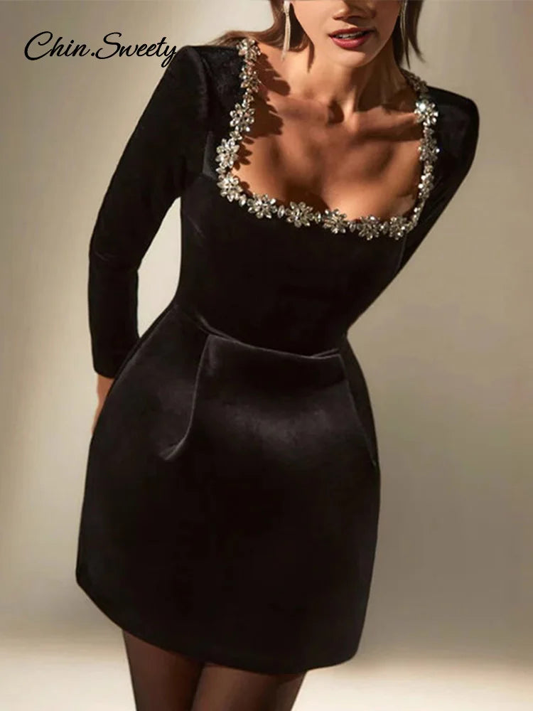 Vestidos elegantes lisos con cuello de pico para mujer, minivestidos femeninos de terciopelo rojo con tirantes y espalda descubierta, moda de línea A para fiesta de otoño 2024