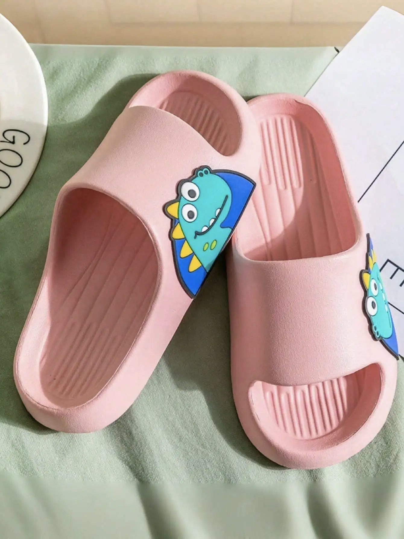 Sandalias lindas antideslizantes del dinosaurio de la historieta de la suela suave para el baño de los niños/niñas en casa