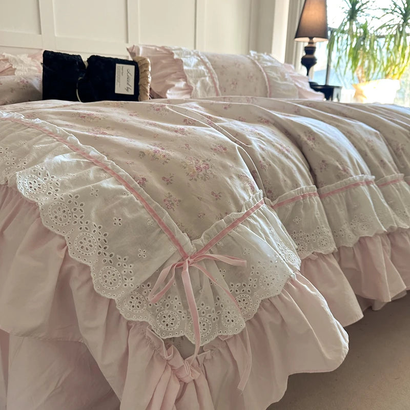 Juego de Ropa de Cama de Algodón 100% con Volantes de Encaje de Doble Capa y Diseño Floral Rosa, Incluye Funda Nórdica, Sábana, Falda de Cama, Sábana Ajustable y Fundas de Almohada (4 Piezas)