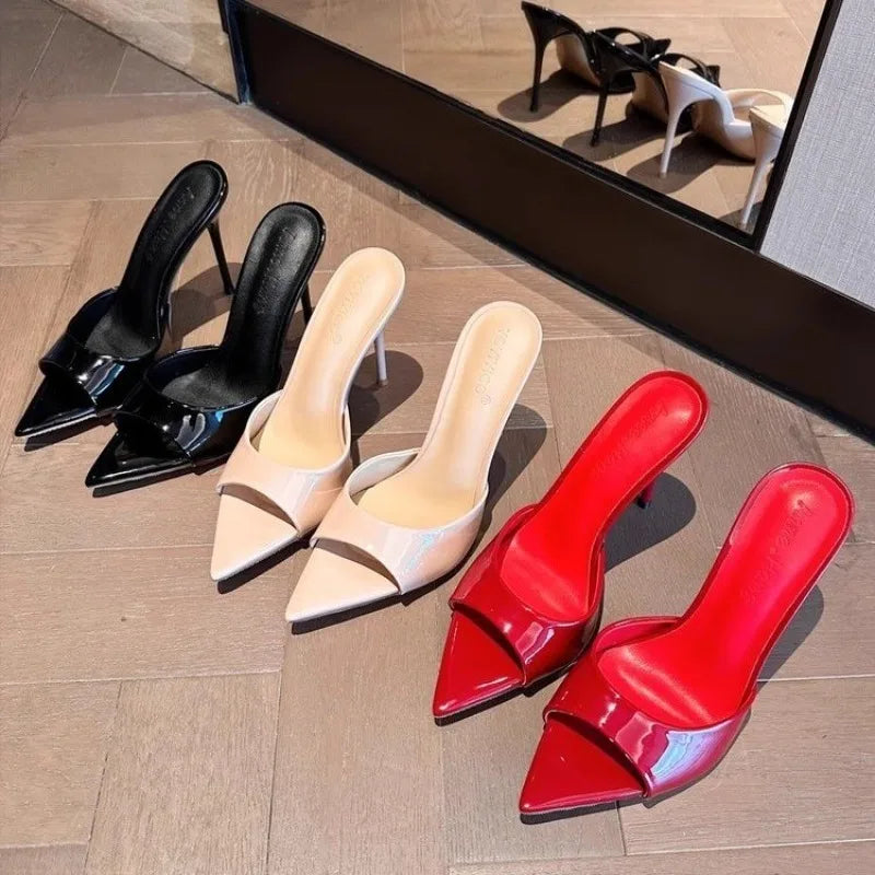 Chanclas, tacones altos de verano para mujer, tacones finos, puntas puntiagudas, charol, estilo de alta gama, nuevo estilo 2025