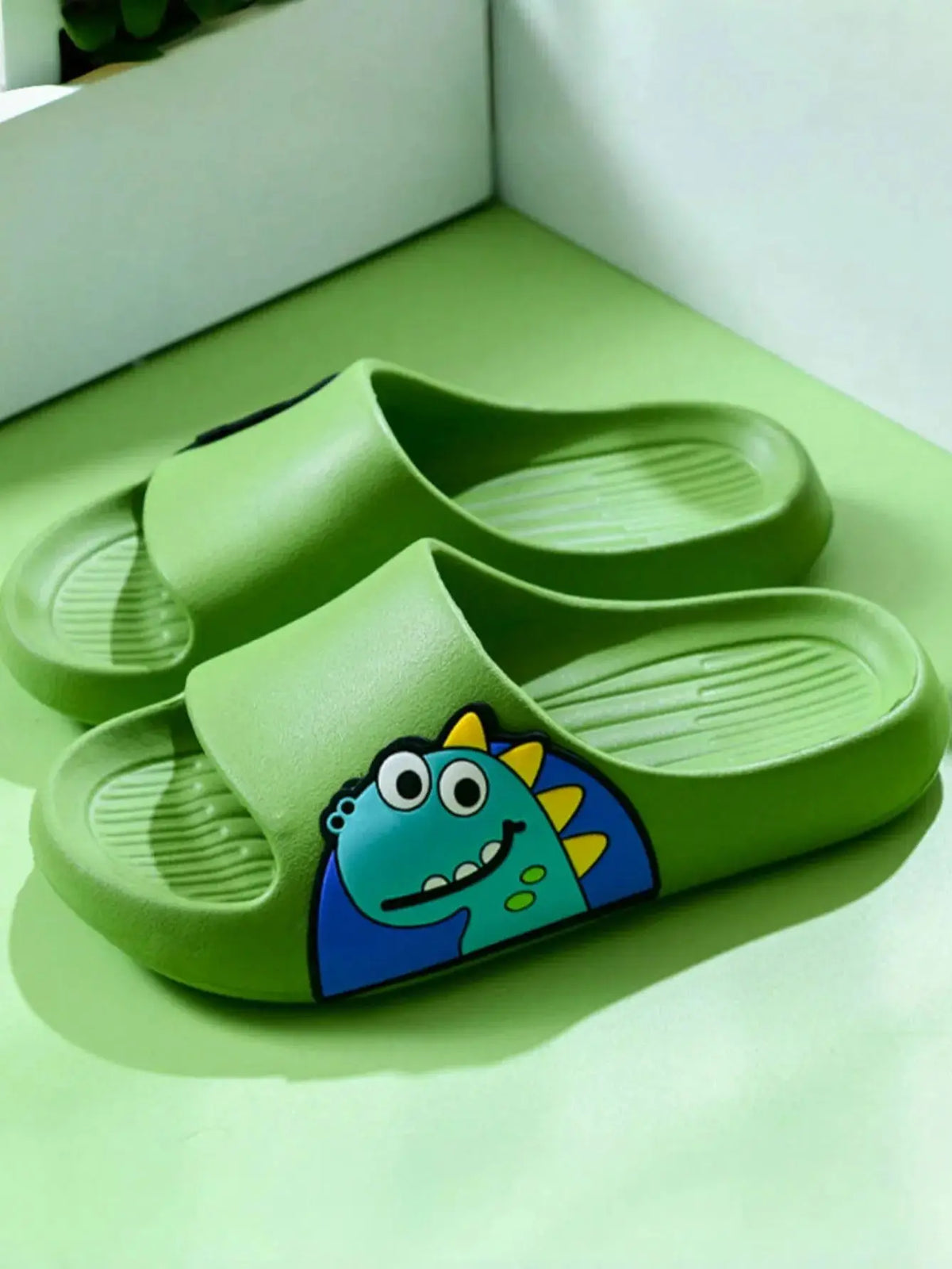 Sandalias lindas antideslizantes del dinosaurio de la historieta de la suela suave para el baño de los niños/niñas en casa