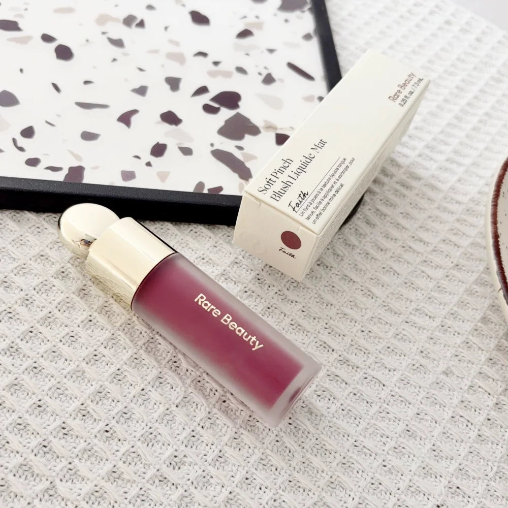 Rubor Líquido Soft Pinch de Rare Beauty, Sedoso, Ligero, Transpirable, de Larga Duración, Maquillaje Voluminizador, Hope Love Virtue Happy Wonder Worth