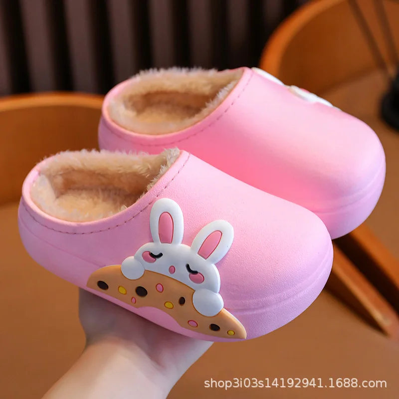 Nuevas zapatillas de algodón con dibujos animados para niños, zapatos informales cálidos e impermeables para niños y niñas, zapatos de casa de felpa antideslizantes para niños, zapatos informales