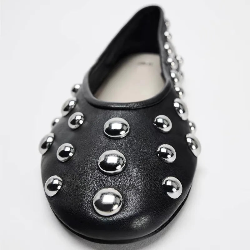 2024 nuevos zapatos planos de cabeza redonda con remaches, sandalias de cuero negro de lujo, sandalias de Ballet, bola plateada, zapatos Mary Jane huecos de Metal 35-42