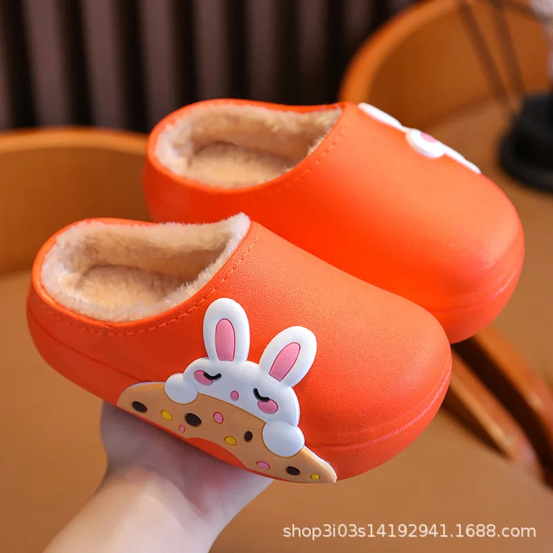 Nuevas zapatillas de algodón con dibujos animados para niños, zapatos informales cálidos e impermeables para niños y niñas, zapatos de casa de felpa antideslizantes para niños, zapatos informales