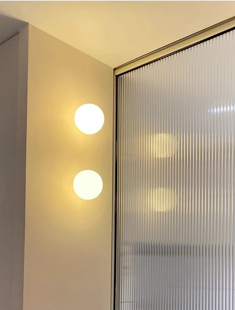 Lámpara de bola de cristal, lámparas de pared de cristal blanco lechoso modernas para dormitorio, sala de estar, sofá, fondo, Base oculta, luz de pared para baño