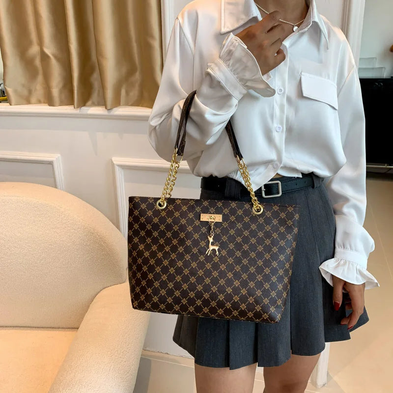 Nuevo bolso de presbicia con textura de cuero suave, bolso de mano de gran capacidad para mujer con accesorios colgantes, bolso de hombro