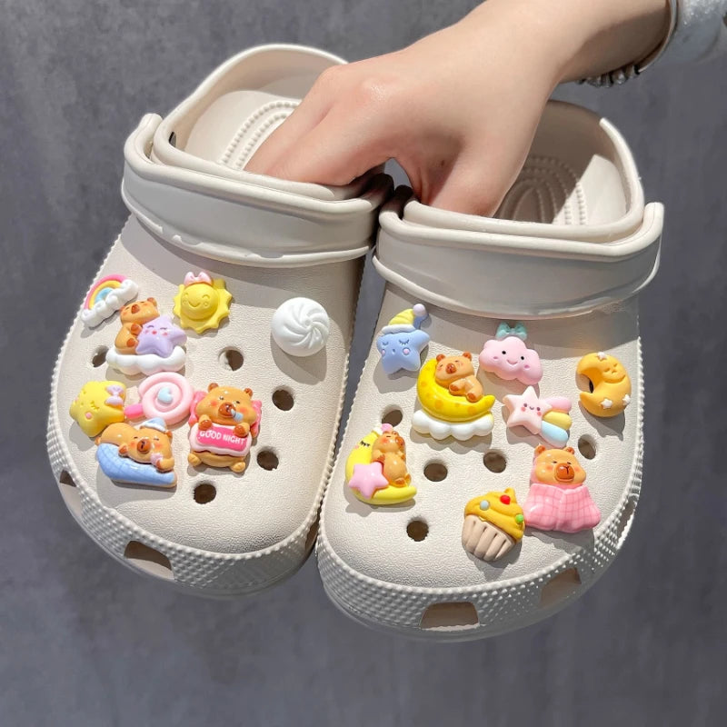 Bonito juego de dijes para zapatos de capibara con tema de comida, accesorios, decoraciones de plástico, sandalias de verano desmontables para regalos de fiesta