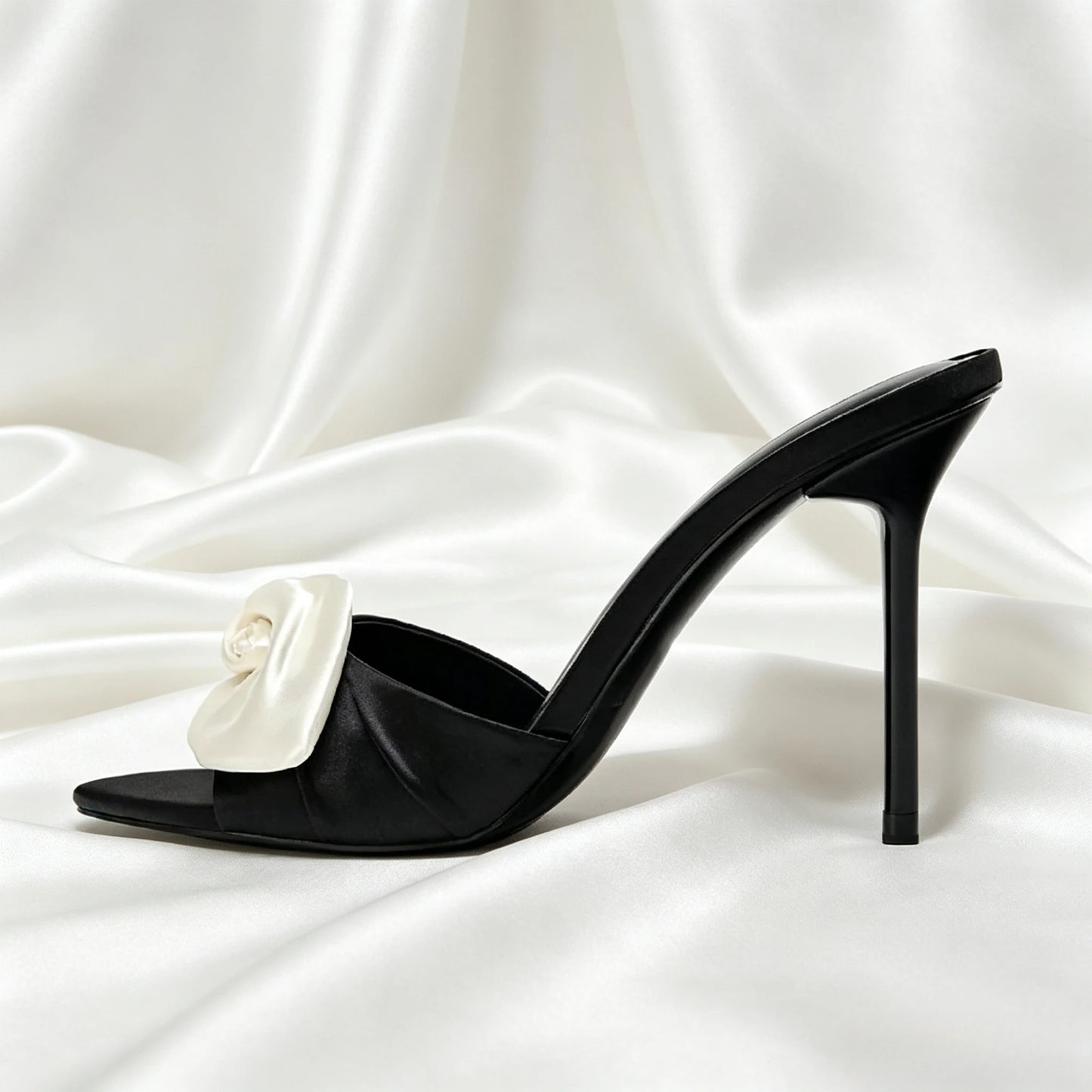 Zapatillas de tacón de aguja decoradas con flores blancas elegantes para mujer, sandalias deslizantes de satén negro a la moda, zapatos sexis de vestir para banquete con punta abierta
